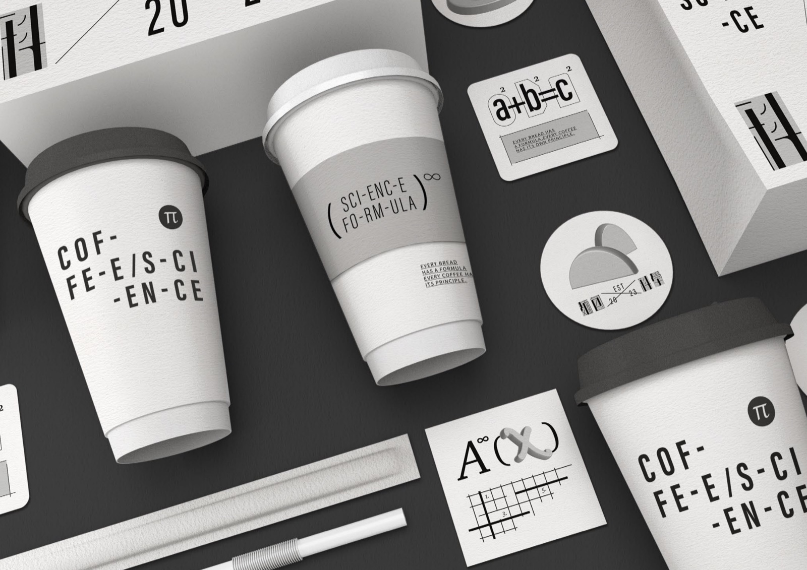 咖啡杯、杯套与小纸品上的灰白文字与符号系统