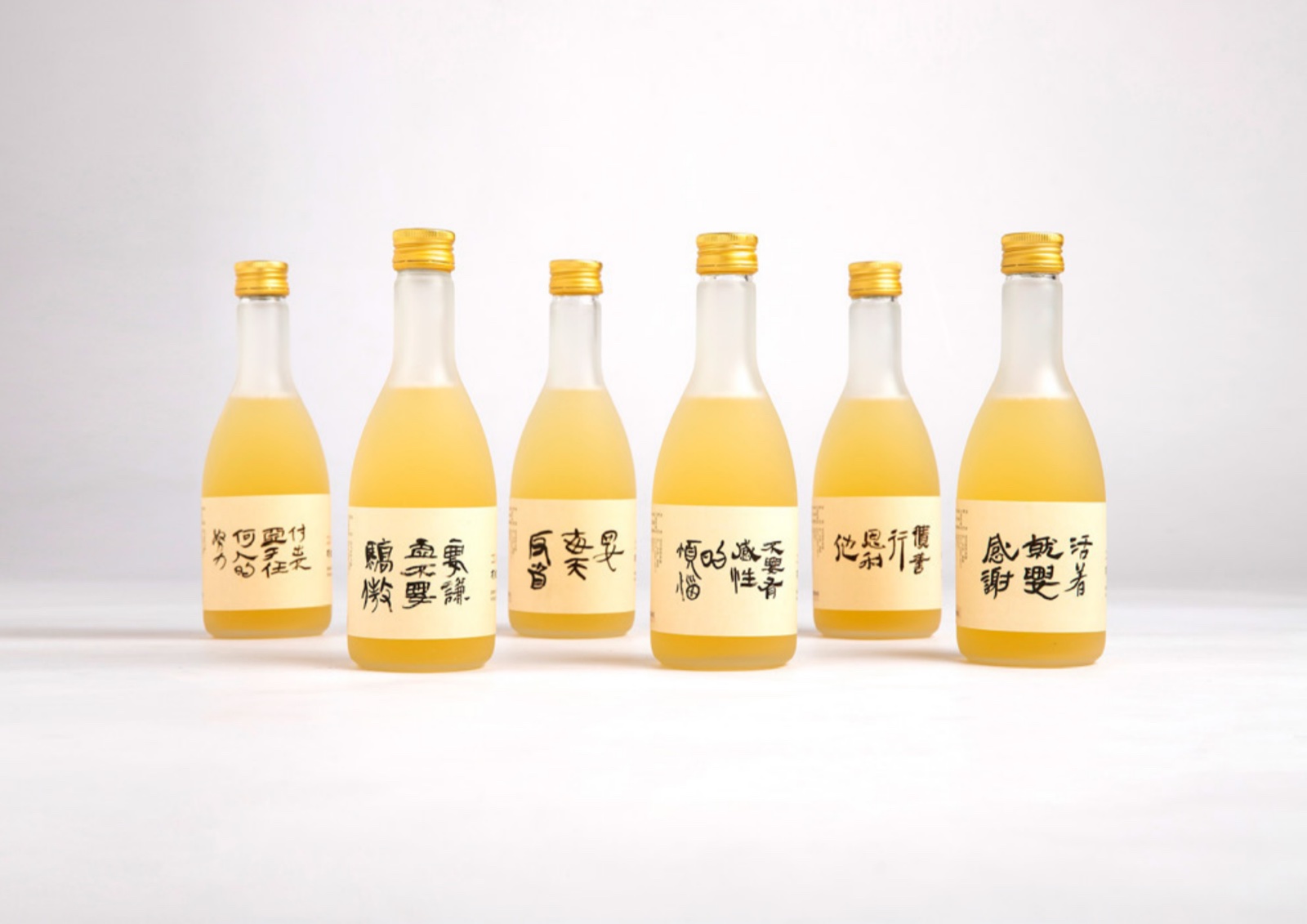 饮品包装系列瓶身与瓶贴排列设计展示
